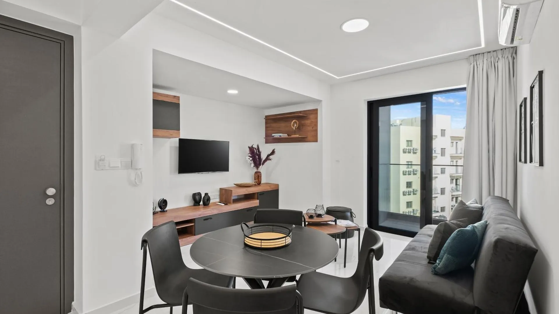 לרנקה Maestro City Apartments 0*,